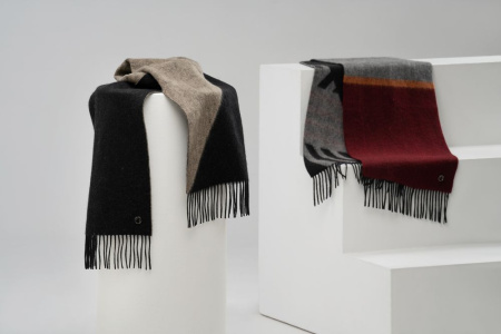 Newonce Шарфы Артикул 15986.52 Шарф Charming, коричневый с оранжевым на складе 3 шт по цене 4&nbsp;048 ₽